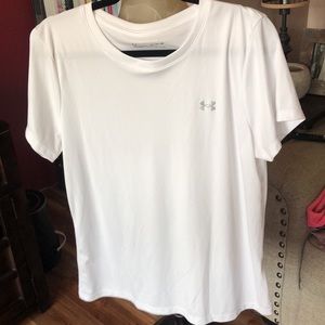 Women’s basic white short sleeve UA tshirt